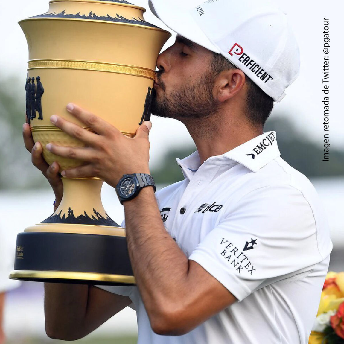 Abraham Ancer besando su primera copa PGA